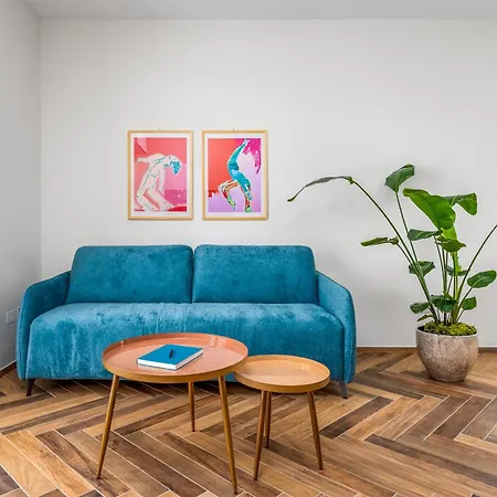 Futura Funky House - De Vivo Realty Apartment